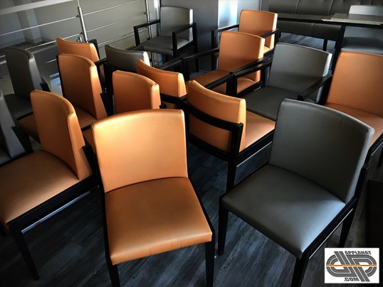 Chaises de restaurant theme orange paster et noir