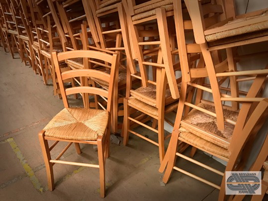 Lot d’une cinquantaine de CHAISES PAILLES classiques style paysan campagnard