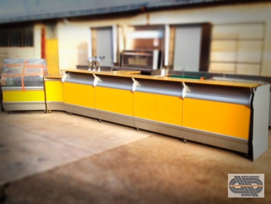 Comptoir de bar avec vitrine intégrée environs 7m00 Marque : Frigomeccanica Modèle: Linear
