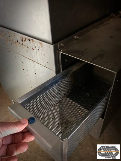 tiroir a crepine du système « PERMANENT-CLEAN » d’extraction automatique des saletés sur un lave vaisselle a capot premax de chez Hobart
