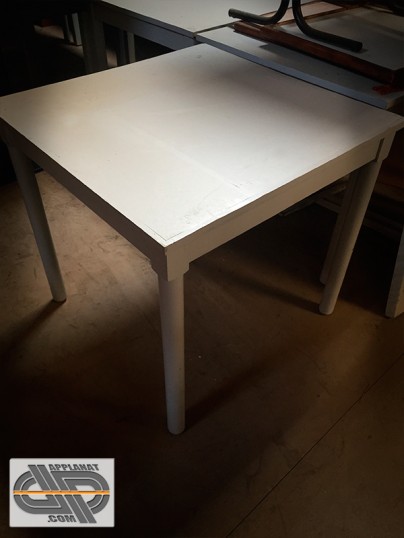 Lot de 11 tables blanches en bois d'occasion