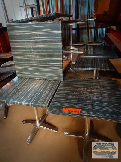 Mobilier pour l' hotellerie et la retsauration: lot de tables de bar Werzalit SAFARI décor gris rayé blanc pieds chromé