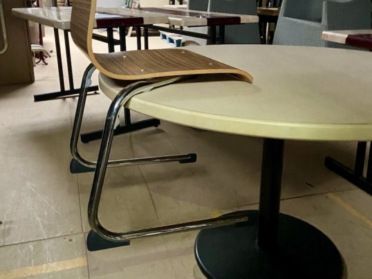 chaises qui peuvent être suspendues sur tables