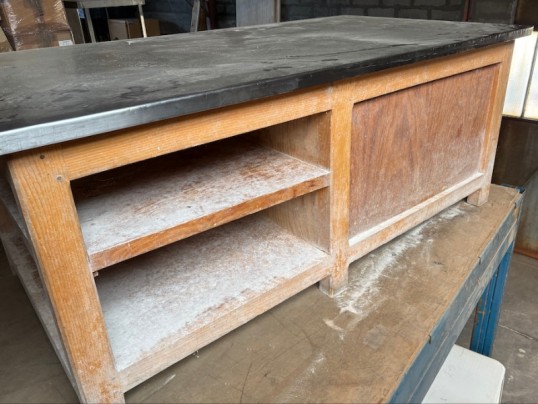 Détail du meuble de boulangerie en bois massif avec étagères traversantes – table de travail professionnelle d’occasion avec plateau inox, idéale pour
