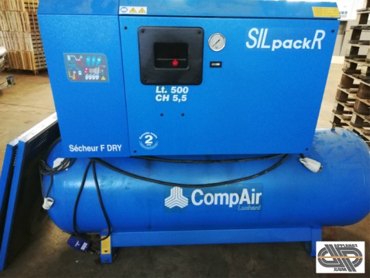 Compresseur à pistons insonorisé d’occasion CompAir SILpack-R 335/500T avec sécheur d'air vue de devant 