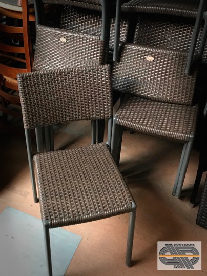 LOT 16 chaises de restaurant . Empilables, assise & dossier tressé