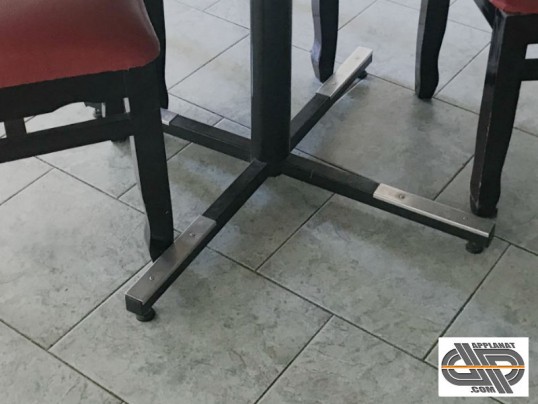 pieds de table de restaurant avec une protection en inox