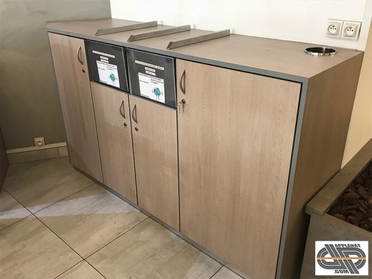 Meuble pour salle de restaurant à 2 poubelles et rangement multiples mélaminé bois clair