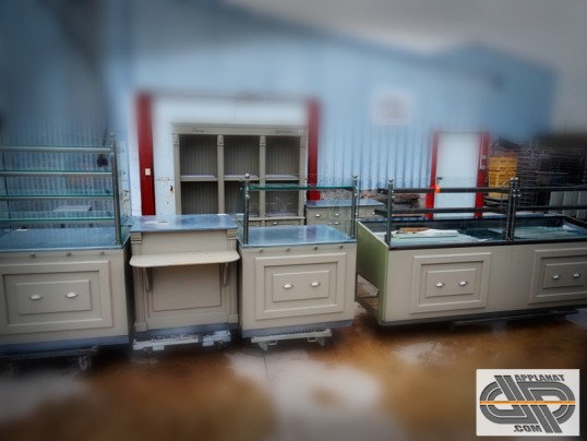 Ensemble de mobilier d'occasion  pour boutique boulangerie pâtisserie style rétro