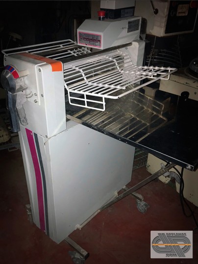 Laminoir de boulangerie patisserie d'occasion sur socle & tablettes inox CAPLAIN LP 3000