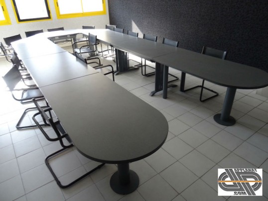 Ensemble de tables de réunion en U