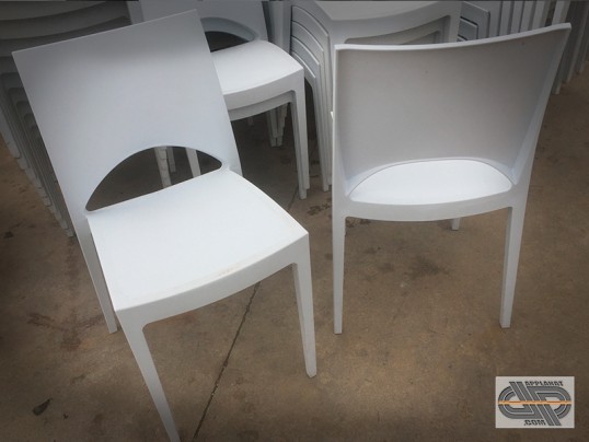 Chaises blanches grand soleil 