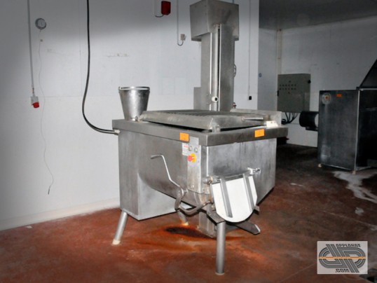 Mélangeur industrie alimentaire 450 Litres , décharge frontale, avec elevateur à bacs inox europe