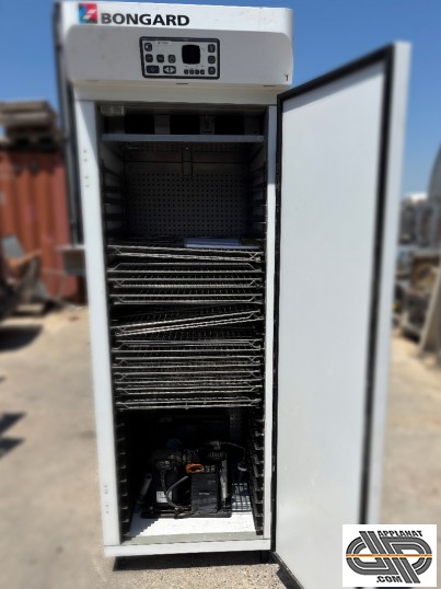 Armoire fermentation de boulangerie Retard. prover cabinet BFA 1C1P 600x800 Bongard d'occasion, avec porte ouverte , avec a l'intérieur un jeu de gril