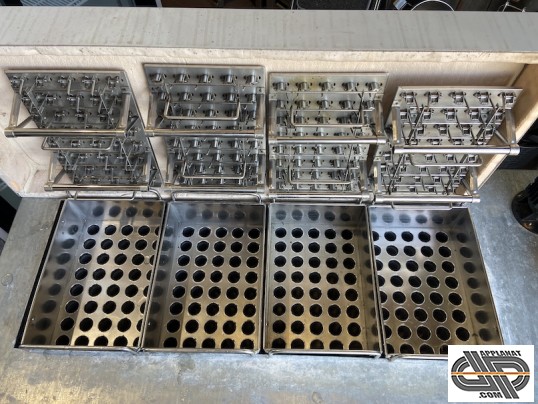 vue plongeante sur les 4 moules de 45 emplacements d'une machine à esquimaux d'occasion