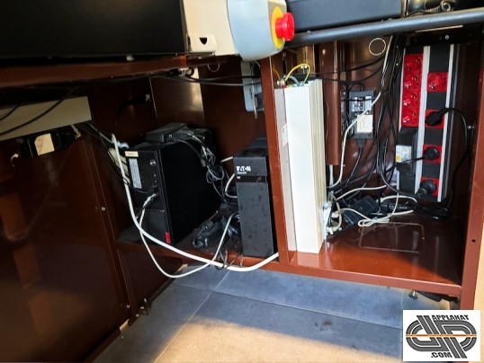 Soubassement de la sortie de caisse avec certain des équipements électroniques laissés en dotation