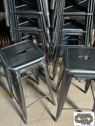 Tabourets de bar en fer avec un trou sur l'assise