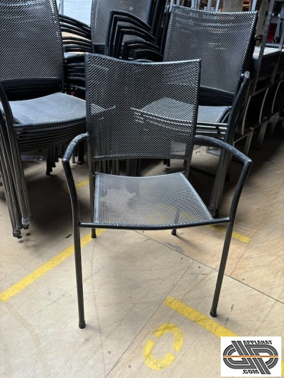Fauteuil métallique noir d'occasion assise et dossier grillagé
