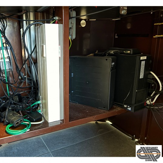 Equipement informatique dans le soubassment du meuble caisse d'occasion