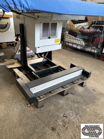 Soubassement d'une Table de repassage chauffante avec aspiration