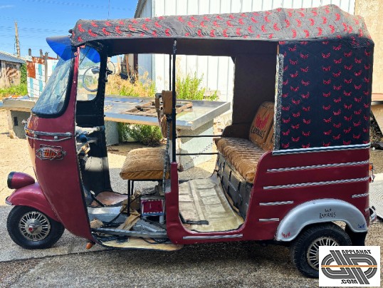 Vue latérale complète côté gauche d’un tuk-tuk d’occasion sans moteur – Véhicule décoratif ou base pour projet de conversion électrique