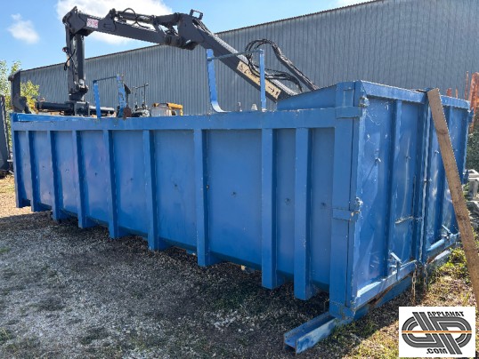Vue arrière d'une benne ampliroll 15 m3 équipée d’une grue hydraulique materiel professionnel d'occasion