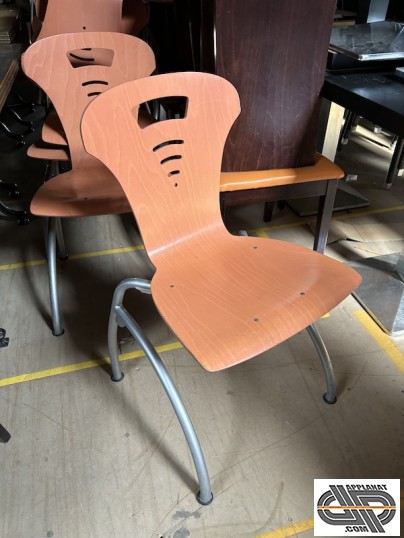Lot chaises de collectivité d'occasion avec coque bois thermoformée couleur saumon