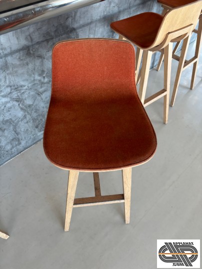 Beau tabouret orange d'occasion