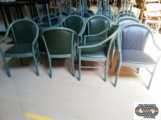 Lot 20 chaises en bois coloris vert d'occasion pour professionnel des chr