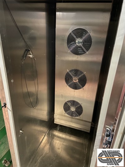 Intérieur de la chambre d'une cellule de refroidissement et congélation professionnel ou on voit le système de ventilation puissant à trois turbines a