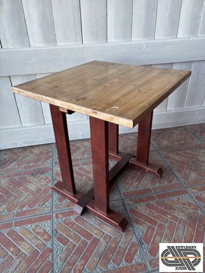 table carrée rustique deux places 