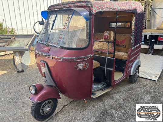 Tuk-tuk vintage de type Bajaj RE – Vue de trois quarts avant – Modèle non motorisé idéal pour rétrofit ou décoration pro