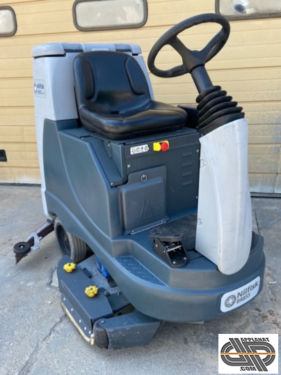 Autolaveuses autoportée Nilfisk BR 855 d'occasion vue de face