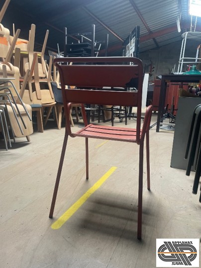 chaise de dos dans un entrepôt