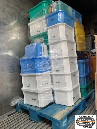 Lot de boites en plastique type agro alimentaire sur palette