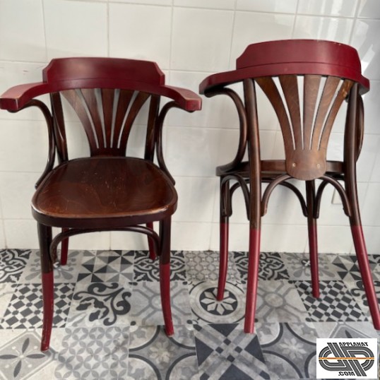Chaises bistrot classiques bois foncé et rouges