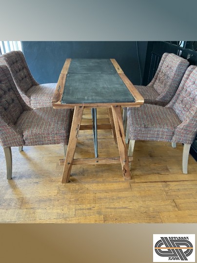 2 petites tables bistrot style mini établis + 4 chaises Leopold capitoné en laine polychrome