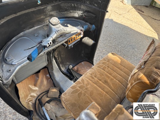 Vue intérieure d’un tuk-tuk rickshaw , vue du poste de conduite, sellerie rétro et finition décorative personnalisée