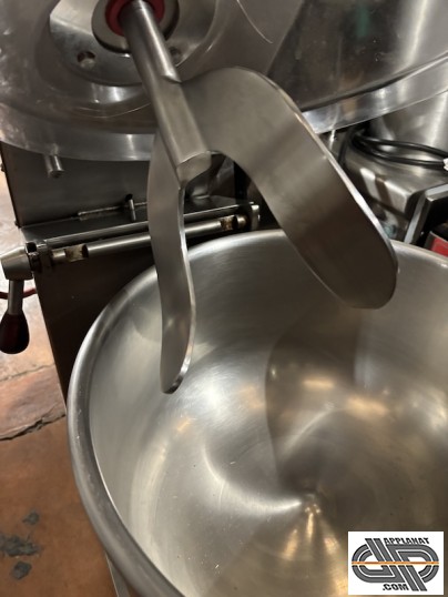 outil et cuve inox d'un batteur mélangeur professionnel en inox