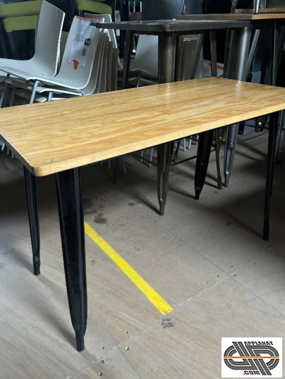 Table avec piètement acier style industriel d'occcasion
