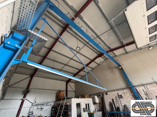 Structure acier IPN 200 de 10 m avec potence articulée Vue latérale de la construction en profilés IPN 200, portée 10 m et rail profilé de potence piv