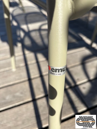 Zoom sur la marque de la chaise