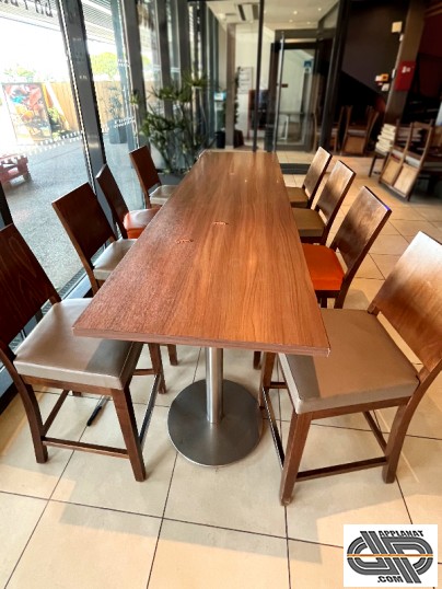Table longue et chaise haute CHR en liquidation
