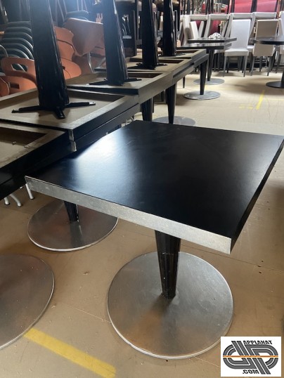 Lot de tables de restaurant chic d'occasion 