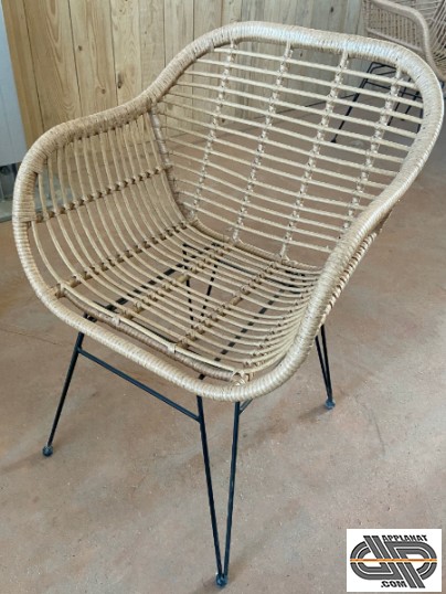 Fauteuils d'occasion rotin clair et pied métal fin noir 