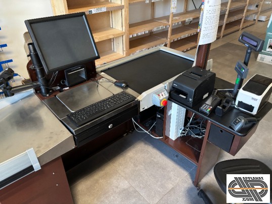 Checkout d'occasion vu du côté de  l'agent de caisse , on voit le petit tapis motorisé 50 cm et l'équipement électronique