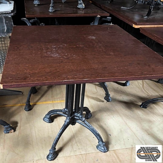 Tables d'occasion modèle avec piètement fonte 3 branches resserrées