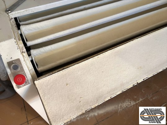 Détail des balancelles du repose-pâtons 32 niveaux – capacité 288 pâtons baguettes Vue rapprochée des balancelles de 140 cm du repose-pâtons professio