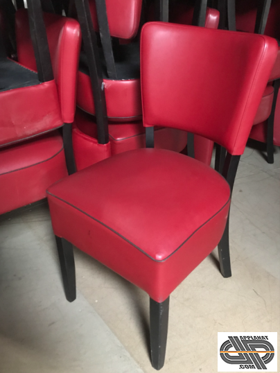 Lot 59 chaises - simili cuir rembourrées  Rouge & liseret marron