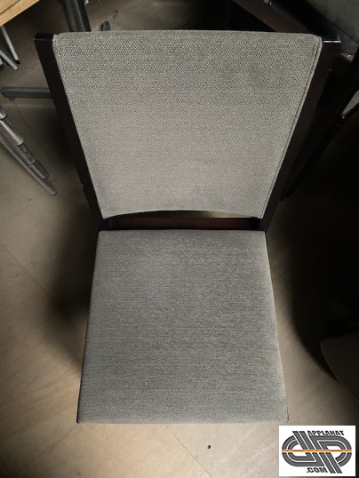 Chaise grise de restaurant d'occasion